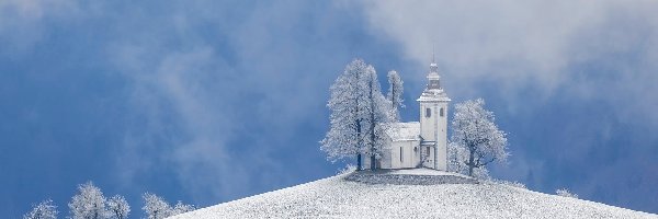 Śnieg, Zima, Wieś Krivo Brdo, Gmina Skofja Loka, Słowenia, Drzewa, Alpy Julijskie, Kościół św Tomasza, Góry