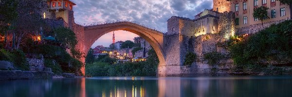 Rzeka Neretwa, Domy, Most, Bośnia i Hercegowina, Mostar, Miasteczko