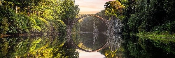 Most Diabła, Most łukowy, Park Rododendronów Kromlau, Saksonia, Niemcy, Odbicie, Drzewa, Kamienny, Jezioro Rakotz