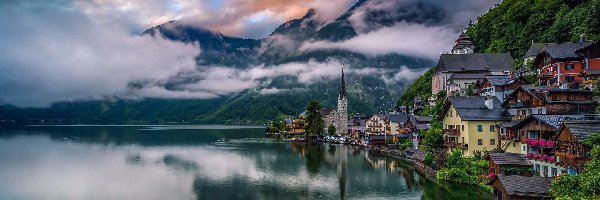Jezioro Hallstattersee, Góry, Austria, Hallstatt, Alpy Salzburskie, Domy, Kościół, Mgła