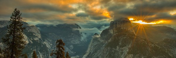 Góry, Park Narodowy Yosemite, Skały, Świerki, Stany Zjednoczone, Niebo, Promienie, Kalifornia, Słońce, Drzewa, Mgła