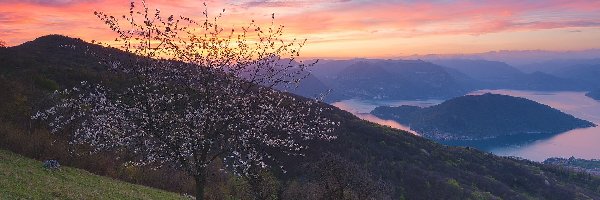 Drzewa, Włochy, Domy, Lake Iseo, Wiosna, Góry, Dolina Val Camonica, Chmury, Alpy Lombardzkie, Jezioro, Zachód słońca