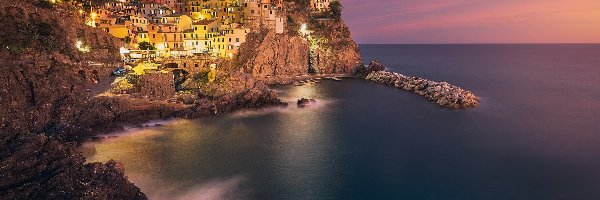 Domy, Cinque Terre, Miejscowość Manarola, Gmina Riomaggiore, Włochy, Skały, Zatoka, Morze Liguryjskie, Światła