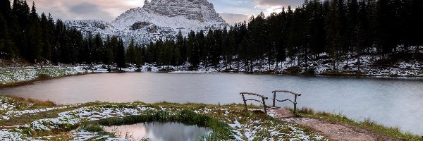 Mostek, Jezioro Antorno Lake, Włochy, Drzewa, Dolomity, Masyw Tre Cime di Lavaredo, Las, Zima, Góry, Prowincja Belluno