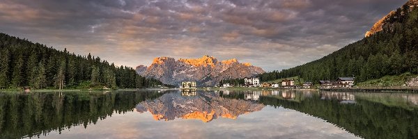 Cortina dAmpezzo, Dolomity, Włochy, Chmury, Misurina Lake, Domy, Grand Hotel Misurina, Góry, Jezioro, Region Cadore