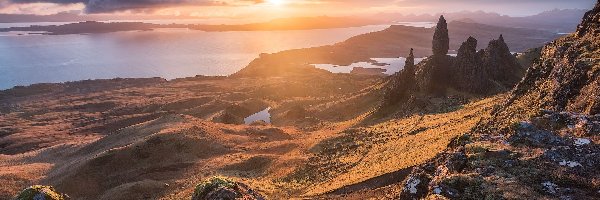 Skały, Wyspa Skye, Wschód słońca, Formacja Old Man of Storr, Cieśnina, Wzgórza, The Storr, Szkocja, Półwysep Trotternish, Jeziora