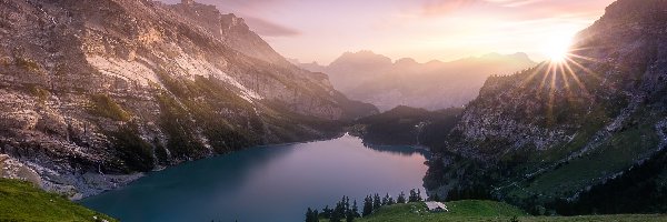 Szwajcaria, Jezioro Oeschinen, Drzewa, Alpy Berneńskie, Góry, Chmury, Promienie słońca