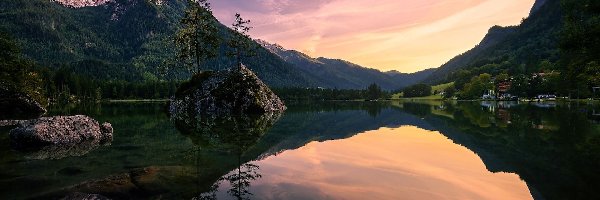 Góry, Bawaria, Zachód słońca, Odbicie, Jezioro Hintersee, Skały, Drzewa, Niemcy