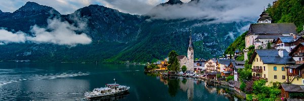 Domy, Alpy Salzburskie, Austria, Hallstatt, Jezioro Hallstattersee, Chmury, Statek, Góry