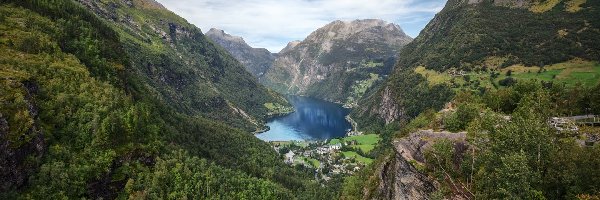 Geirangerfjord, Góry, Domy, Drzewa, Fiord, Skały, Las, Norwegia