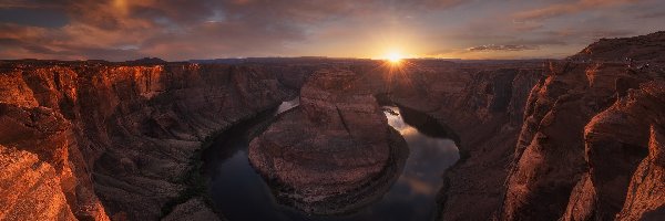 Horseshoe Bend, Park Narodowy Glen Canyon, Chmury, Kanion, Stany Zjednoczone, Rzeka, Zakole, Arizona, Kolorado River, Skały, Zachód słońca