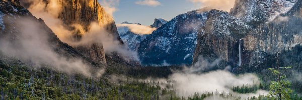 Yosemite Valley, Mgła, Stany Zjednoczone, Kalifornia, Wodospad, Drzewa, Park Narodowy Yosemite, Góry