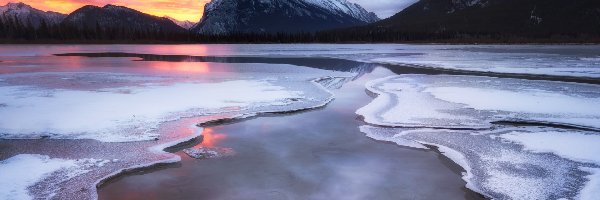 Zachód słońca, Zima, Jezioro, Park Narodowy Banff, Kanada, Śnieg, Góry, Vermilion Lake, Chmury