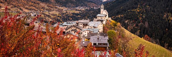 Góry, Prowincja Belluno, Kościół, Domy, Gmina Colle Santa Lucia, Dolomity, Jesień, Włochy