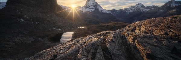 Promienie słońca, Jezioro, Skały, Szwajcaria, Szczyt Matterhorn, Góry
