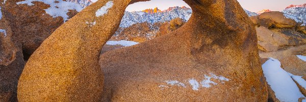 Śnieg, Mobius Arch, Stany Zjednoczone, Kalifornia, Skały, Góry, Alabama Hills, Łuk skalny