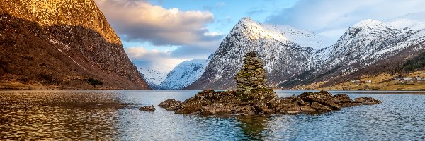 Norwegia, Jezioro Kjosnesfjorden, Góry, Chmury, Kamienie
