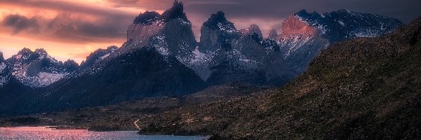 Lake Pehoe, Cordillera del Paine, Chile, Patagonia, Jezioro, Chmury, Park Narodowy Torres del Paine, Góry