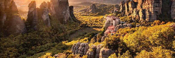 Klasztor Warłama, Kalambaka, Promienie słońca, Skały, Monastyr Varlaam, Góry, Masyw skalny Meteory, Grecja
