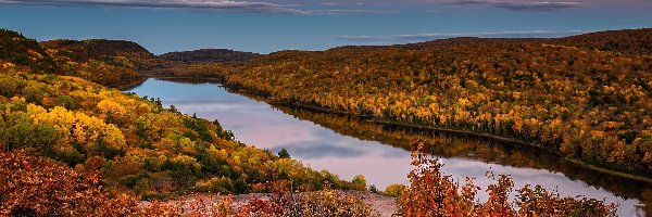 Jesień, Promienie słońca, Góry, Lake of the Clouds, Jezioro, Stany Zjednoczone, Michigan, Porcupine Mountains, Lasy