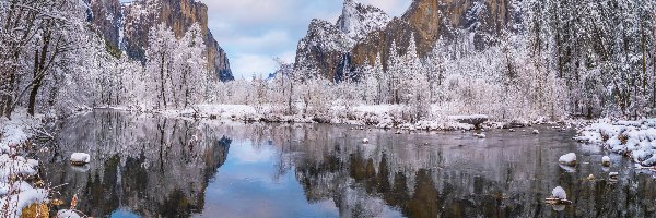 Merced River, Drzewa, Góry, Chmury, Park Narodowy Yosemite, Kalifornia, Rzeka, Śnieg, Kamienie, Stany Zjednoczone, Odbicie, Zima