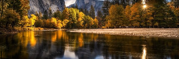 Merced River, Rzeka, Góry, Park Narodowy Yosemite, Wschód słońca, Drzewa, Jesień, Half Dome, Odbicie