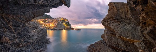 Światła, Gmina Riomaggiore, Skały, Domy, Cinque Terre, Morze Liguryjskie, Kolorowe, Włochy, Manarola, Chmury