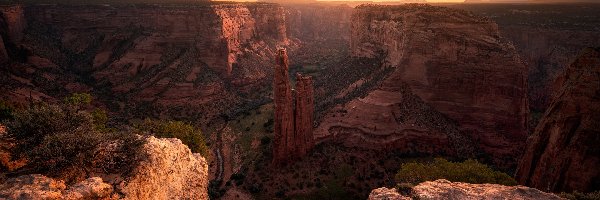Wschód słońca, Kanion, Canyon de Chelly National Monument, Arizona, Stany Zjednoczone, Drzewa, Skały
