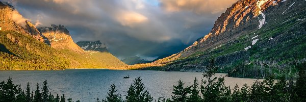 Kanada, Saint Mary Lake, Drzewa, Jezioro, Góry, Park Narodowy Glacier, Chmury