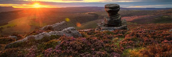 Park Narodowy Peak District, Wrzosowisko, Anglia, Hrabstwo Derbyshire, Skały, Formacja skalna, Salt Cellar, Zachód słońca