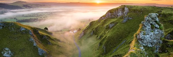 Chmury, Wyżyna Peak District, Anglia, Wschód słońca, Winnats Pass, Mgła, Drzewa, Góry, Przełęcz, Hrabstwo Derbyshire
