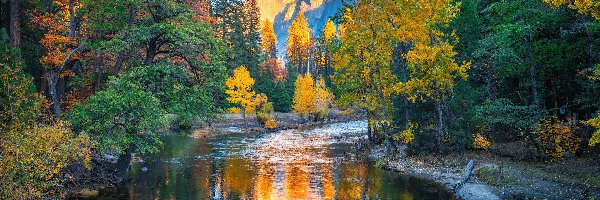 Merced River, Góra Half Dome, Stany Zjednoczone, Kalifornia, Rzeka, Drzewa, Jesień, Park Narodowy Yosemite