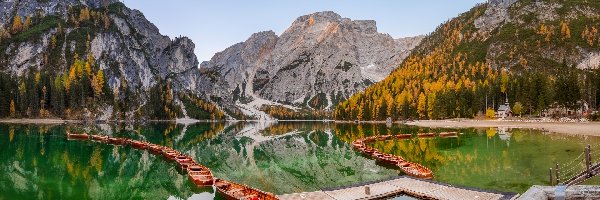 Drzewa, Jezioro, Odbicie, Łódki, Lago di Braies, Góry, Dolomity, Włochy, Pragser Wildsee, Jesień