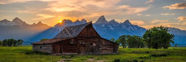 Promienie słońca, Góry, Stany Zjednoczone, Stan Wyoming, Zachód słońca, Drzewa, Park Narodowy Grand Teton, Chata