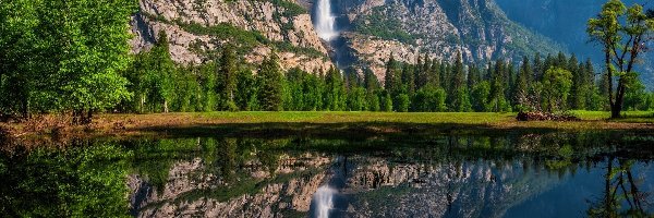 Wodospad, Skały, Park Narodowy Yosemite, Kalifornia, Stany Zjednoczone, Odbicie, Rzeka, Góry, Drzewa