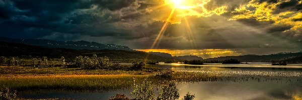 Góry, Wschód Słońca, Norwegia, Valdres, Chmury, Rośliny, Drzewa, Jezioro