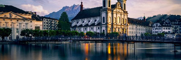 Rzeka Reuss, Domy, Kościół św Franciszka Ksawerego, Most, Lucerna, Szwajcaria