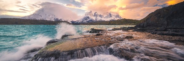 Fale, Chile, Góry, Jezioro, Chmury, Pehoe Lake, Skały, Zachód słońca, Wybrzeże, Park Narodowy Torres del Paine, Paine Grande