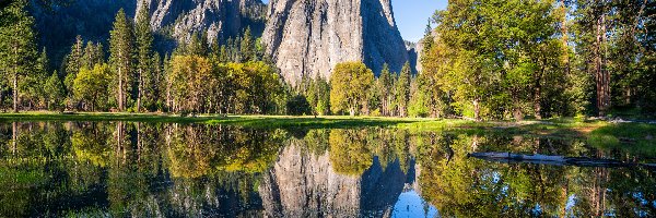 Góry Sierra Nevada, Kalifornia, Odbicie, Drzewa, Park Narodowy Yosemite, Rzeka, Merced River, Stany Zjednoczone
