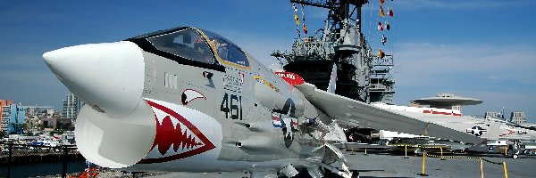 Vought F-8 Crusader, USS Midway, Lotniskowiec