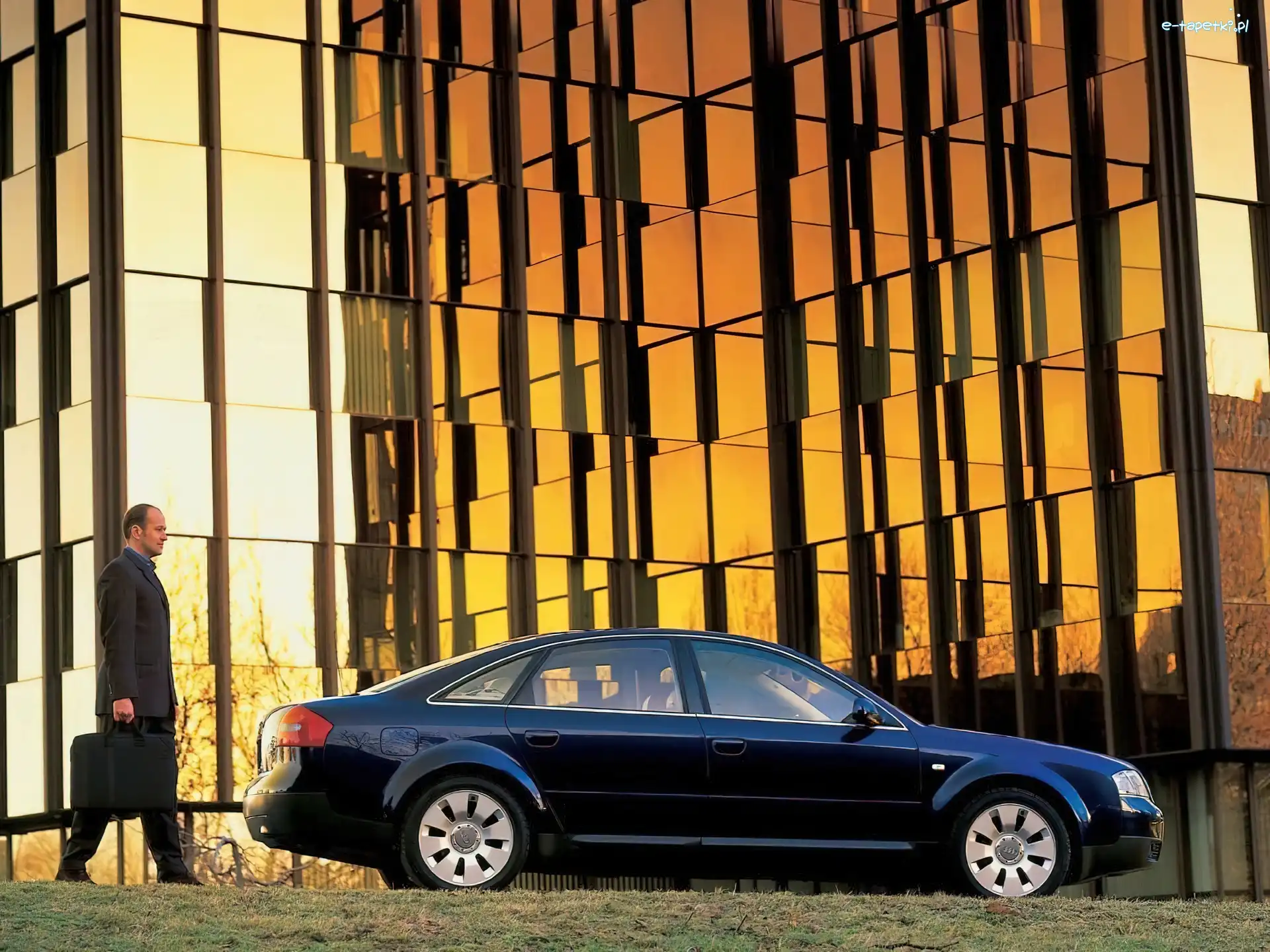 Biurowiec, Audi A6, Granatowe