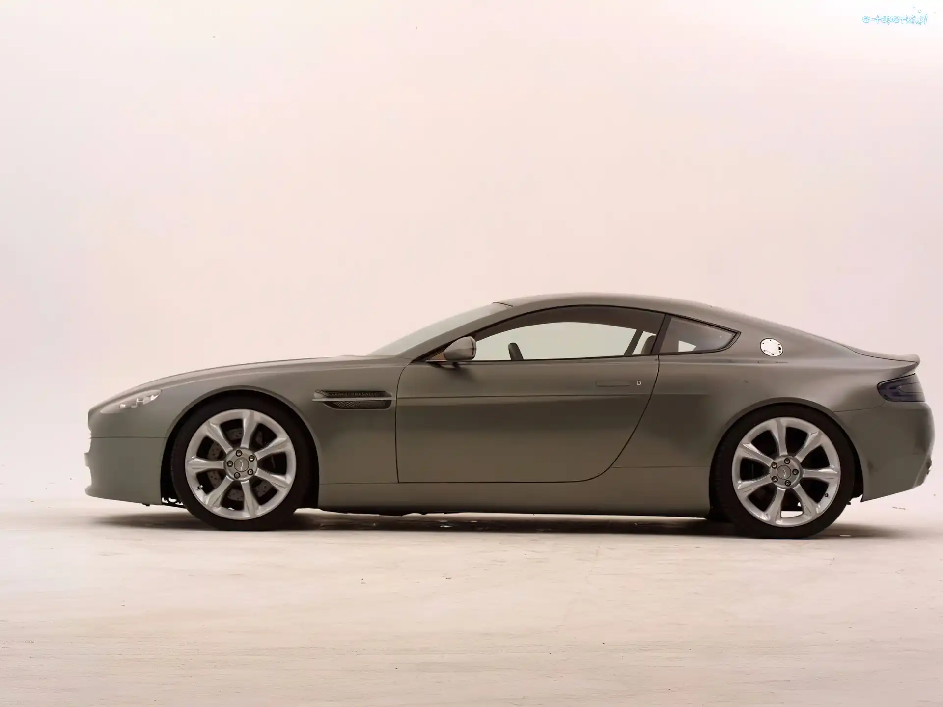 Lewy Profil, Aston Martin V8 Vantage
