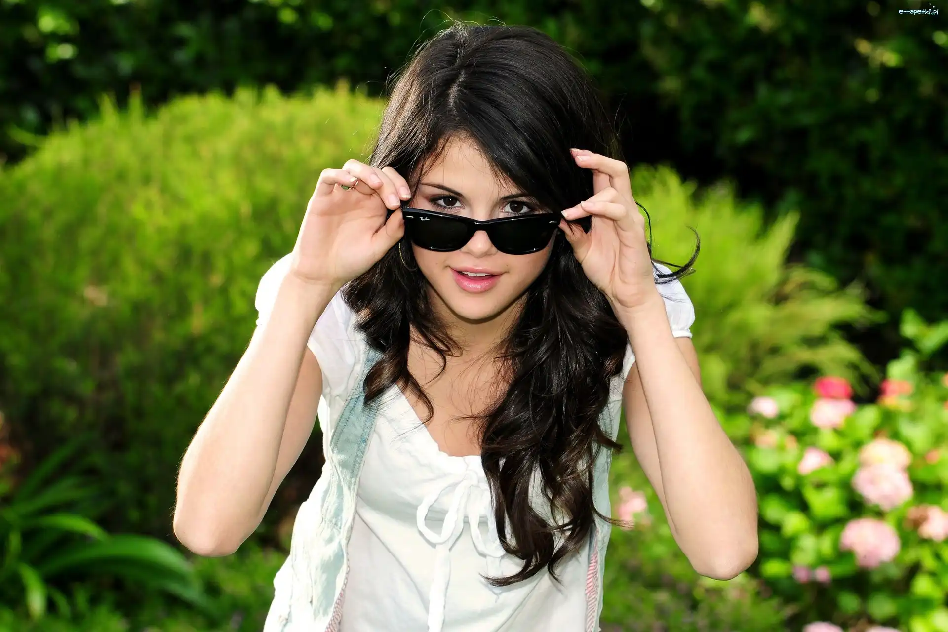 Selena Marie Gomez, Przeciwsłoneczne, Okulary, Zieleń, Ogród
