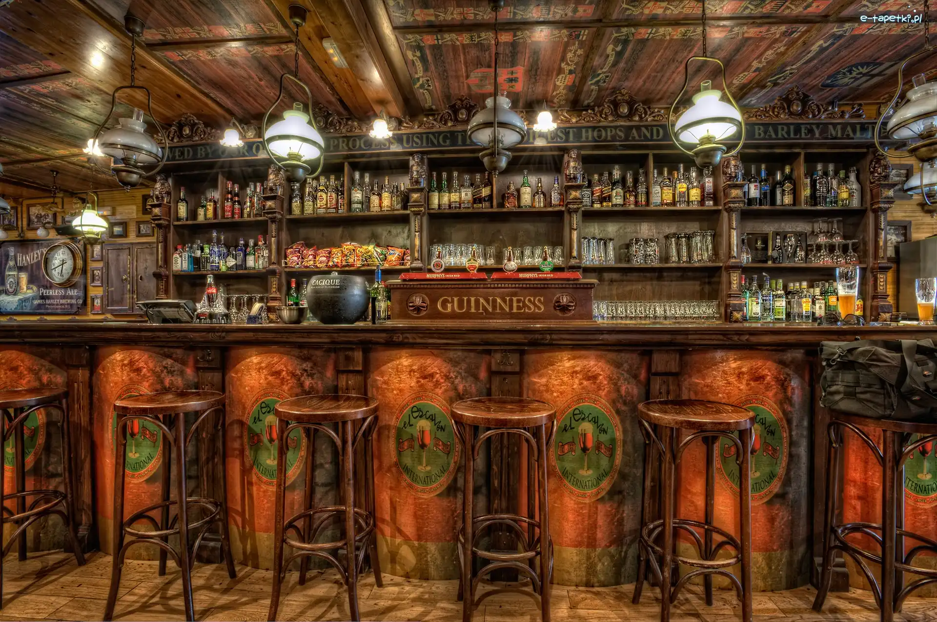 Krzesła, Lampy, Bar
