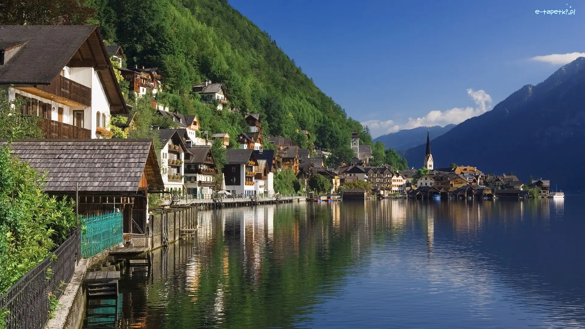 Domki, Miasteczko Hallstatt, Jezioro Hallstättersee, Drzewa, Góry Alpy Salzburskie, Austria