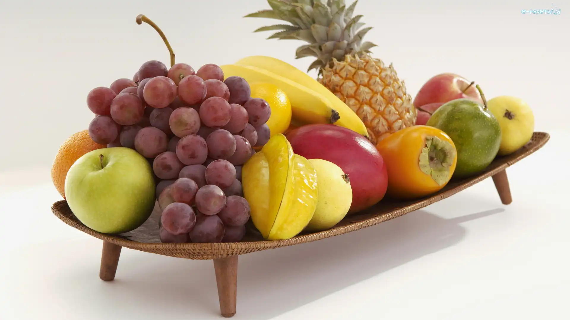 Jabłka, Ananas, Banany, Winogrona