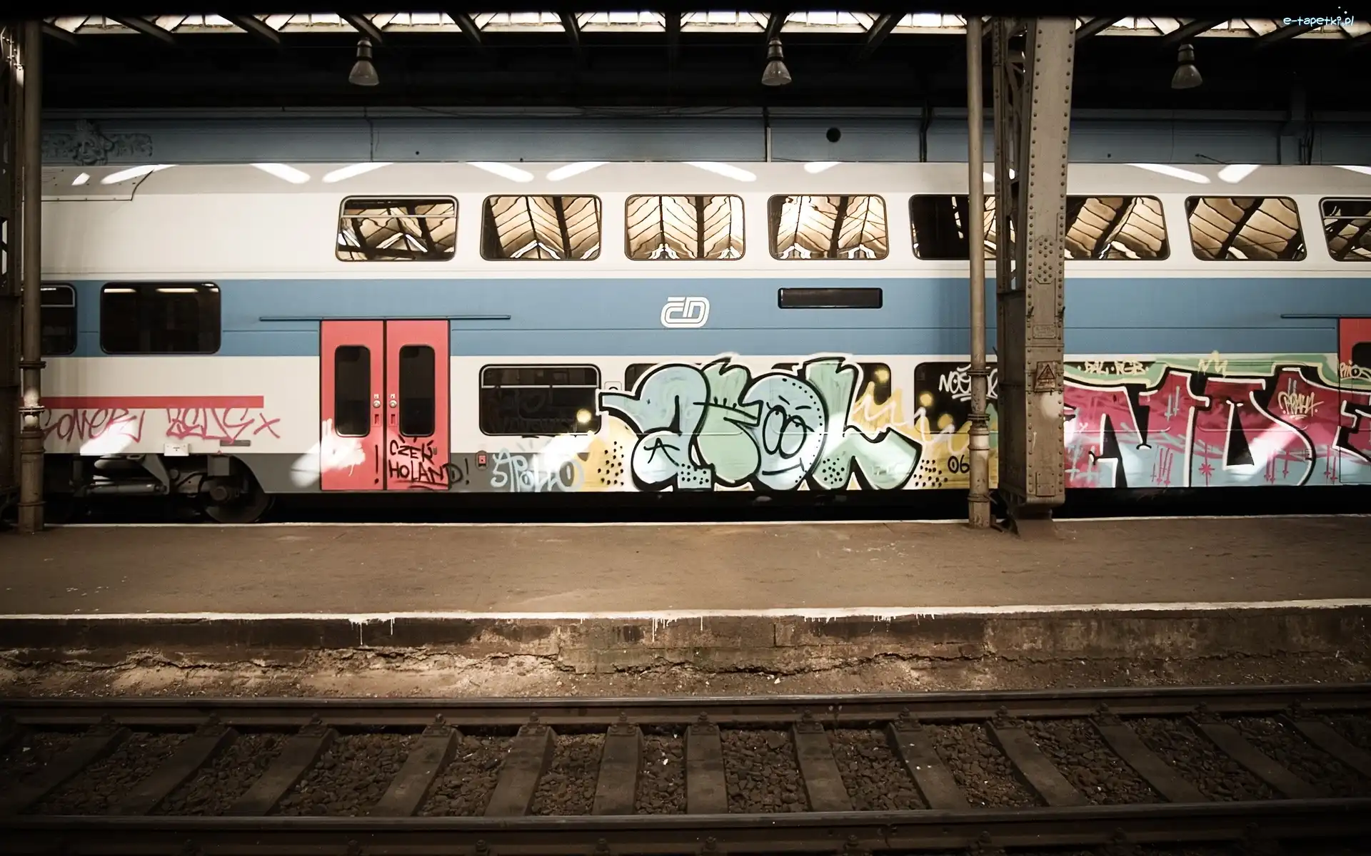 Przystanek, Graffiti, Pociąg