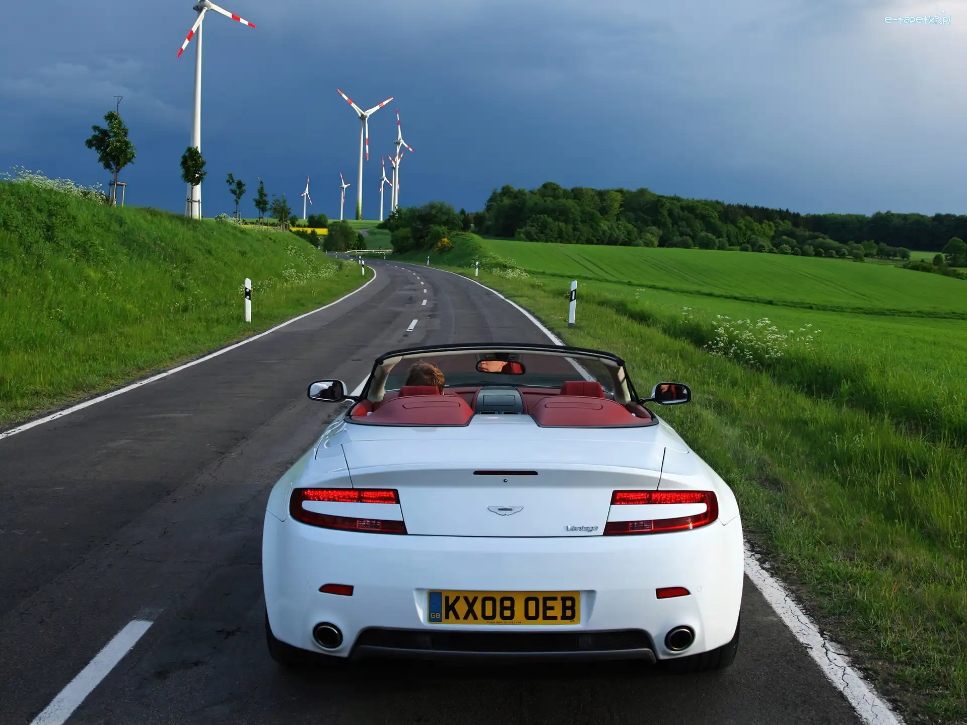 Wiatraki, Droga, Aston Martin V8 Vantage