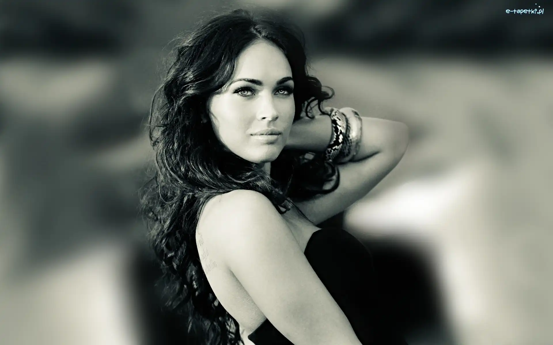 Białe, Czarno, Megan Fox