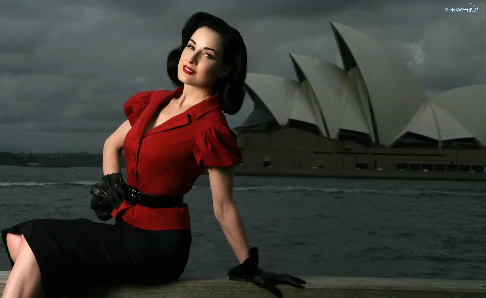 Czerwona, Rękawiczki, Bluzeczka, Dita Von Teese